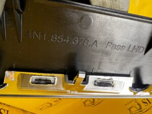 LISTWA OZDOBNA DEKOR DESKI KONSOLI PRAWA PRAWY AUDI A8 D5 EU