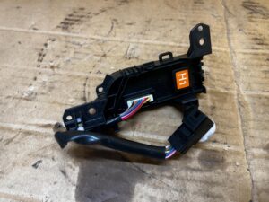 PRZEŁĄCZNIK PANEL SKRZYNI BIEGÓW HAMULCA RĘCZNEGO TOYOTA RAV4 V 2.5 HYBRID