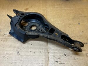 WAHACZ TYŁ TYLNY DOLNY POPRZECZNY LEWY TOYOTA RAV4 V