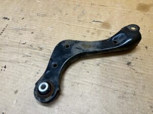 WAHACZ TYŁ TYLNY GÓRNY POPRZECZNY PRAWY TOYOTA RAV4 V