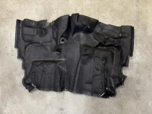 OSŁONA WYGŁUSZENIE TUNELU ŚRODKOWEGO PODŁOGI AUDI A8 D5