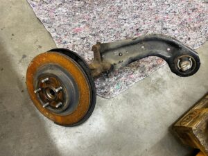 ZWROTNICA ZAWIESZENIE WAHACZ TYŁ LEWY TOYOTA RAV4 V 2.5 HYBRID AWD 4X4