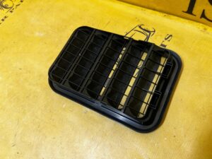 KRATKA WENTYLACYJNA DEKOMPRESYJNA TYŁ AUDI A8 D5