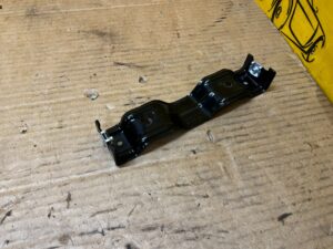 BLACHA UCHWYT WSPORNIK MOCOWANIE KONSOLI TUNELU ŚRODKOWEGO AUDI A8 D5