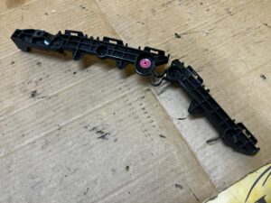 ŚLIZG MOCOWANIE WSPORNIK ZDERZAKA TYŁ LEWY TOYOTA RAV4 V