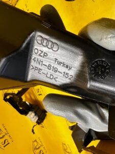 KANAŁ TUNEL NAWIEW POWIETRZA NA NOGI PRZÓD PRAWY AUDI A8 D5