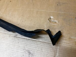 OSŁONA LISTWA NAKŁADKA BŁOTNIKA PODSZYBIA PRZÓD PRAWY PRAWA AUDI A8 D5