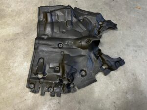 OSŁONA WYGŁUSZENIE TUNELU ŚRODKOWEGO PODŁOGI AUDI A8 D5