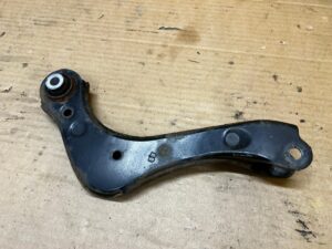 WAHACZ TYŁ TYLNY GÓRNY POPRZECZNY PRAWY TOYOTA RAV4 V