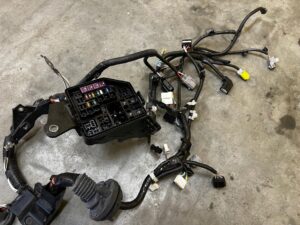WIĄZKA INSTALACJA KOMORY SILNIKA TOYOTA RAV4 V 2.5 HYBRID