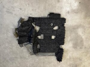 OSŁONA WYGŁUSZENIE ŚCIANY DZIAŁOWEJ BAGAŻNIKA TYŁ PRAWY PRAWE AUDI A8 D5