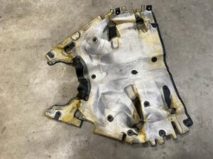 OSŁONA WYGŁUSZENIE TUNELU ŚRODKOWEGO PODŁOGI AUDI A8 D5