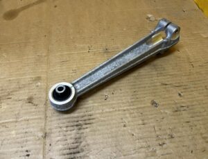 UCHWYT WIDELEC MOCOWANIE DOLNE AMORTYZATORA TYŁ PRAWY LEWY AUDI A8 D5