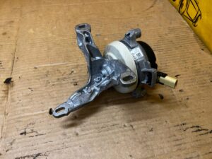 WSPORNIK PODUSZKA MOCOWANIE SKRZYNI BIEGÓW PRAWA PRAWY AUDI A8 D5 3.0 TFSI