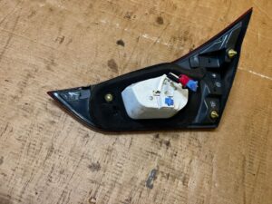 LAMPA TYŁ TYLNA LEWY LEWA W KLAPĘ LED TOYOTA AURIS II LIFT HB