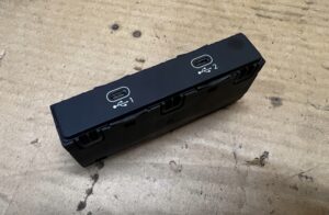 PODWÓJNE GNIAZDO USB C PORT ŁADOWARKA AUDI A8 D5