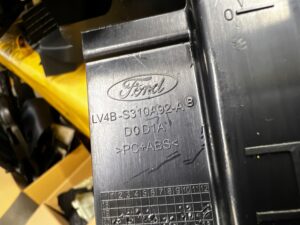 UCHWYT MOCOWANIE OSŁONY SŁUPKA KURTYNY TYŁ PRAWY FORD KUGA MK3