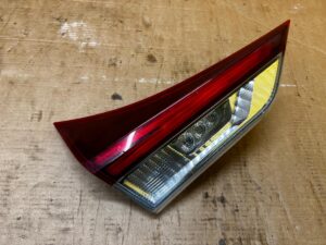 LAMPA TYŁ TYLNA LEWY LEWA W KLAPĘ LED TOYOTA AURIS II LIFT HB