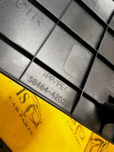 OSŁONA OBUDOWA BATERII KANAPY ŚRODKOWA TOYOTA RAV4 V 2.5 HYBRID