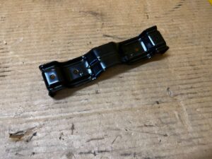 BLACHA UCHWYT WSPORNIK MOCOWANIE KONSOLI TUNELU ŚRODKOWEGO AUDI A8 D5