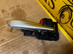 KLAMKA WEWNETRZNA DRZWI PRAWY PRZÓD TYŁ TOYOTA RAV4 V