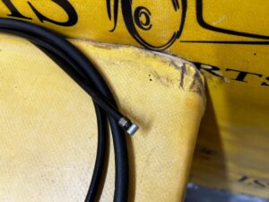 KPL UCHWYT RĄCZKA CIĘGNO LINKA OTWIERANIA MASKI POKRYWY SILNIKA AUDI A8 D5