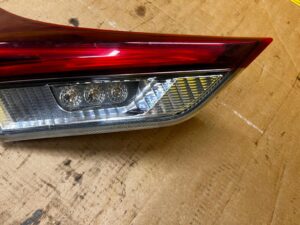 LAMPA TYŁ TYLNA LEWY LEWA W KLAPĘ LED TOYOTA AURIS II LIFT HB
