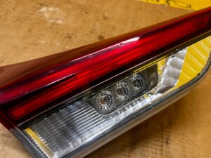 LAMPA TYŁ TYLNA LEWY LEWA W KLAPĘ LED TOYOTA AURIS II LIFT HB