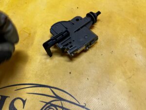 SIŁOWNIK KLAPKI WLEWU PALIWA TOYOTA RAV4 V