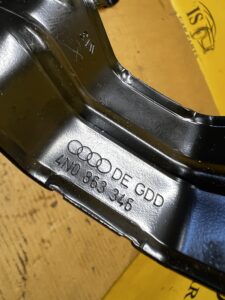 BLACHA UCHWYT WSPORNIK MOCOWANIE KONSOLI TUNELU ŚRODKOWEGO AUDI A8 D5