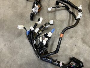 WIĄZKA INSTALACJA KOMORY SILNIKA TOYOTA RAV4 V 2.5 HYBRID