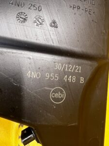 ZBIORNICZEK ZBIORNIK WLEW POMPKA PŁYNU SPRYSKIWACZY AUDI A8 D5