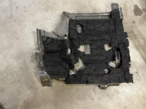 OSŁONA WYGŁUSZENIE ŚCIANY DZIAŁOWEJ BAGAŻNIKA TYŁ LEWY LEWE AUDI A8 D5