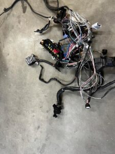 WIĄZKA INSTALACJA KOMORY SILNIKA TOYOTA RAV4 V 2.5 HYBRID