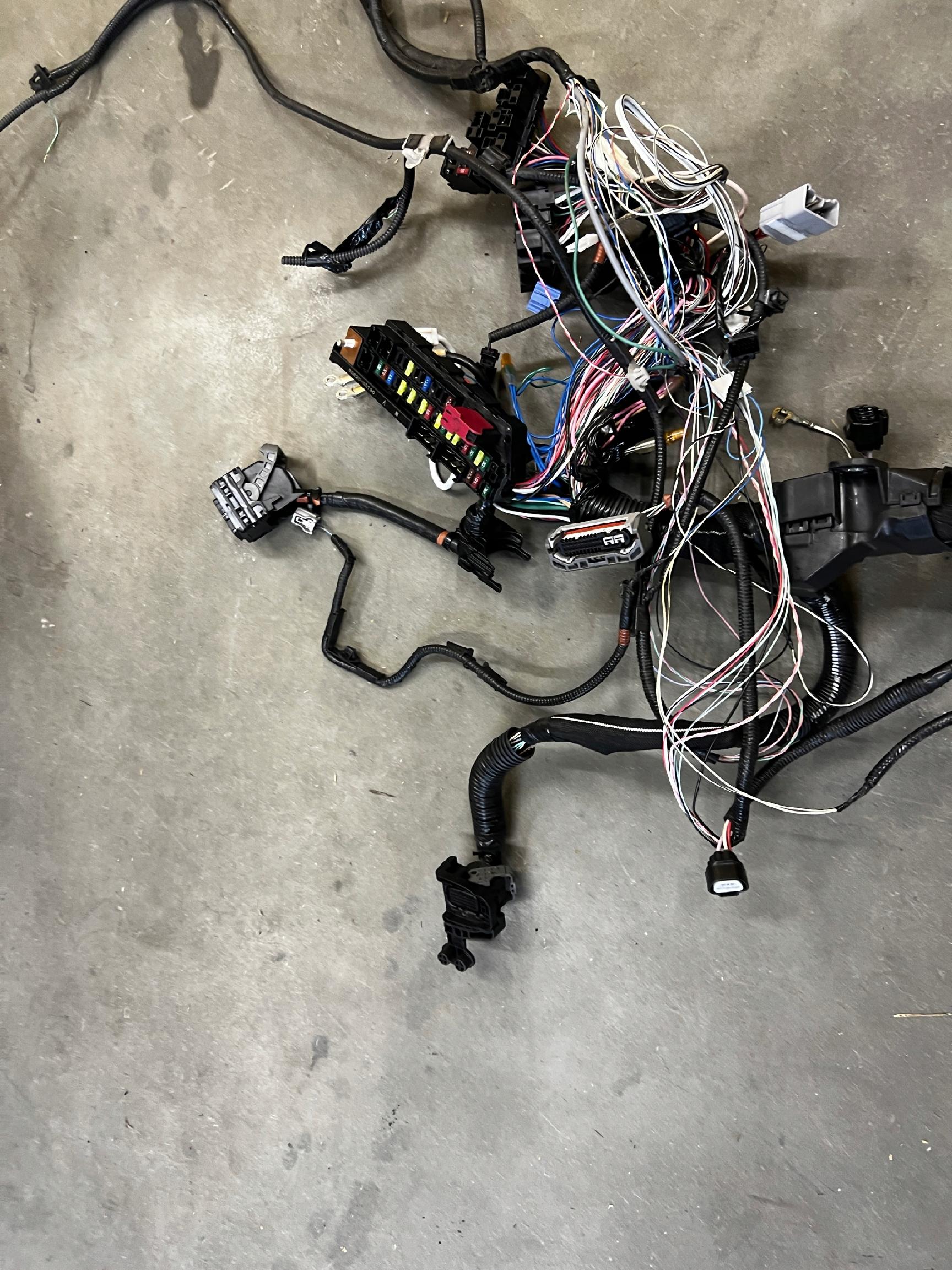 WIĄZKA INSTALACJA KOMORY SILNIKA TOYOTA RAV4 V 2.5 HYBRID