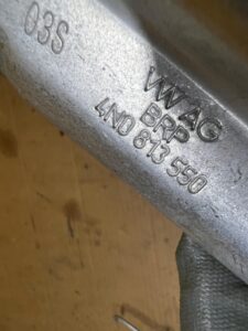 UCHWYT WSPORNIK MOCOWANIE AKUMULATORA AUDI A8 D5