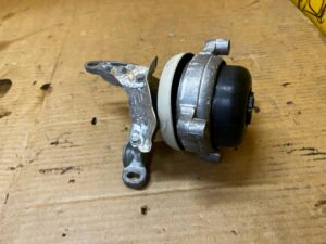 WSPORNIK PODUSZKA MOCOWANIE SKRZYNI BIEGÓW PRAWA PRAWY AUDI A8 D5 3.0 TFSI