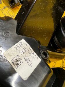 KANAŁ TUNEL DOLOT PRZEWÓD POWIETRZA DESKI KONSOLI PRZÓD PRAWY AUDI A8 D5