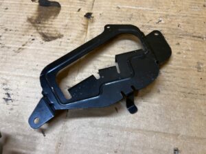 UCHWYT MOCOWANIE WIĄZKI INSTALACJI PRZEWODÓW AUDI A8 D5