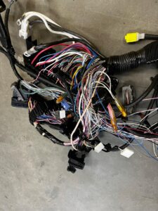 WIĄZKA INSTALACJA KOMORY SILNIKA TOYOTA RAV4 V 2.5 HYBRID