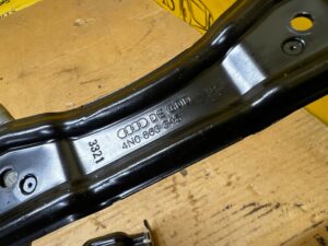 BLACHA UCHWYT WSPORNIK MOCOWANIE KONSOLI TUNELU ŚRODKOWEGO AUDI A8 D5