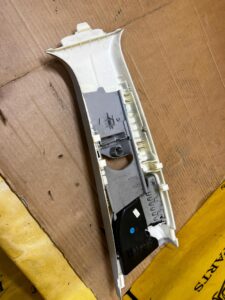 POSZYCIE OSŁONA SŁUPKA ŚRODKOWEGO B LEWY LEWA MERCEDES GL X166 GRAY