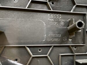 OBUDOWA OSŁONA ZAŚLEPKA TUNELU ŚRODKOWEGO LEWA AUDI A8 D5