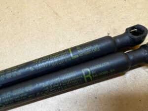 KOMPLET SIŁOWNIKI TELESKOPY MASKI POKRYWY SILNIKA RENAULT KOLEOS II