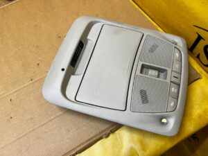 LAMPKA OŚWIETLENIE PODSUFITKI PRZÓD SZYBERACH RENAULT KOLEOS II