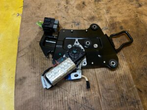 DOCIĄG SIŁOWNIK ZAMEK RYGIEL KANAPY TYŁ LEWY CITROEN DS7 CROSSBACK X74