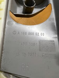 POSZYCIE OSŁONA SŁUPKA ŚRODKOWEGO B PRAWY PRAWA MERCEDES GL X166 GRAY