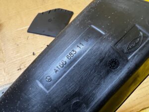 MATA GUMA WKŁADKA SCHOWKA KONSOLI ŚRODKOWEJ TYŁ MERCEDES GL X166