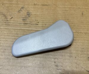 ZAŚLEPKA OSŁONA FOTELA PRZÓD LEWY MERCEDES GL X166 GRAY