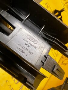 OSŁONA PROWADNICY FOTELA LEWY PRZÓD AUDI A8 D5